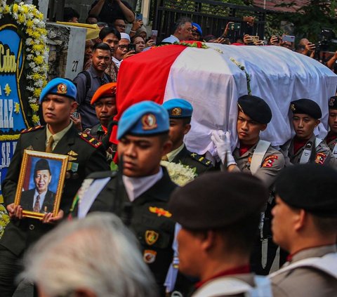 FOTO: Prajurit TNI Antar Jenazah Almarhum Wakil Presiden ke-9 Hamzah Haz ke Peristirahatan Terakhir di Bogor