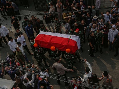 FOTO: Prajurit TNI Antar Jenazah Almarhum Wakil Presiden ke-9 Hamzah Haz ke Peristirahatan Terakhir di Bogor