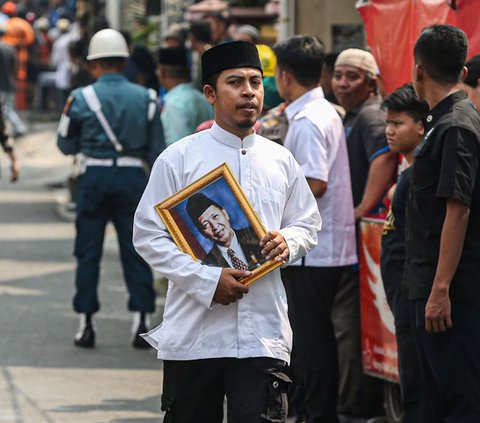 FOTO: Prajurit TNI Antar Jenazah Almarhum Wakil Presiden ke-9 Hamzah Haz ke Peristirahatan Terakhir di Bogor