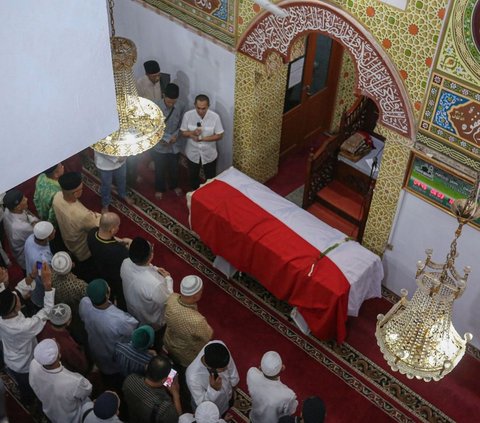 FOTO: Prajurit TNI Antar Jenazah Almarhum Wakil Presiden ke-9 Hamzah Haz ke Peristirahatan Terakhir di Bogor