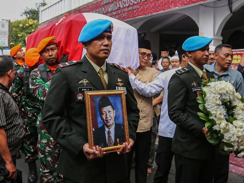 FOTO: Prajurit TNI Antar Jenazah Almarhum Wakil Presiden ke-9 Hamzah Haz ke Peristirahatan Terakhir di Bogor