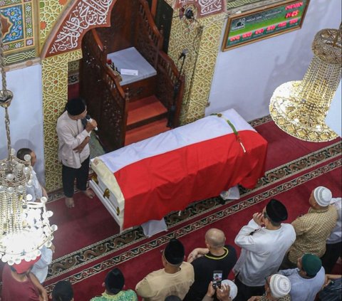 Prajurit TNI mengusung peti jenazah almarhum Wakil Presiden ke-9 Hamzah Haz di Jalan Tegalan, Matraman, Jakarta, Rabu (24/7/2024). Wakil Presiden ke-9 Hamzah Haz wafat, Rabu pagi, pukul 09.30 WIB pada usia 84 tahun.Liputan6.com/Angga Yuniar