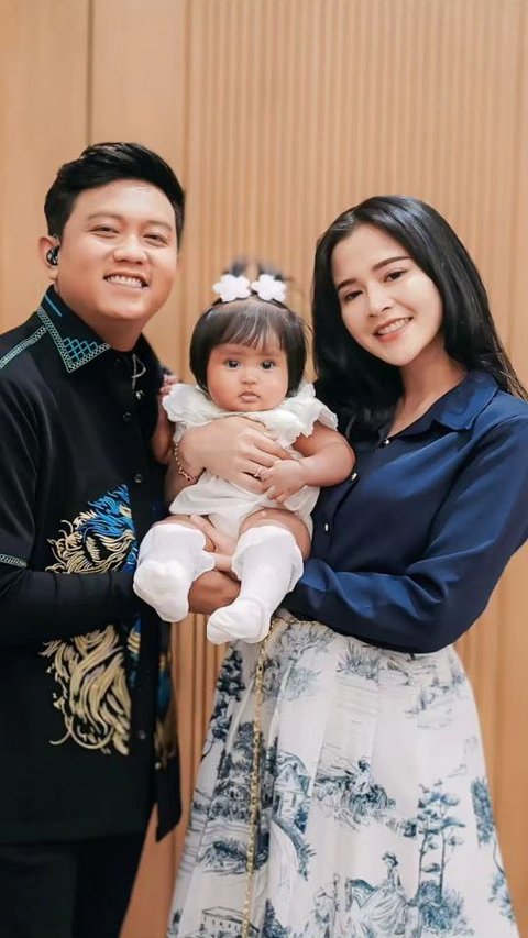 Gemas! 8 Ekspresi Lucu Dek Cunda Anak Denny Caknan & Bella Bonita yang Sudah Jago Pose di Depan Kamera, Potretnya Bak Boneka