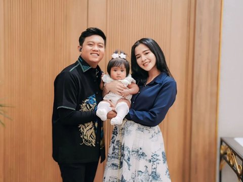 Gemas! 8 Ekspresi Lucu Dek Cunda Anak Denny Caknan & Bella Bonita yang Sudah Jago Pose di Depan Kamera, Potretnya Bak Boneka