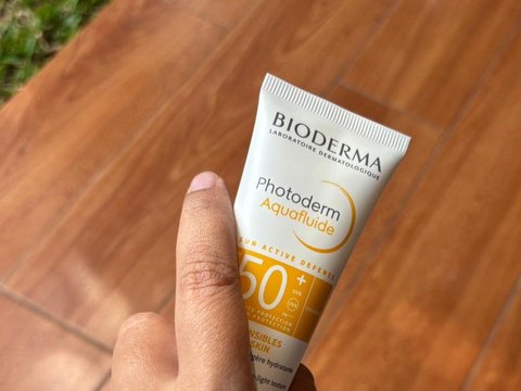 Choose Serum and Sunscreen with Active Ingredients to Prevent Early Wrinkles