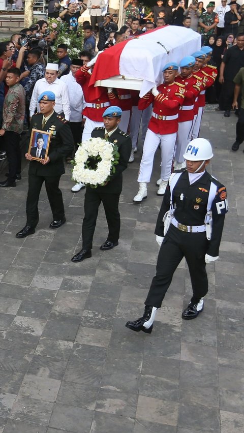 FOTO: Momen Prosesi Pemakaman Militer Jenazah Wakil Presiden ke-9 RI Hamzah Haz di Cisarua<br>