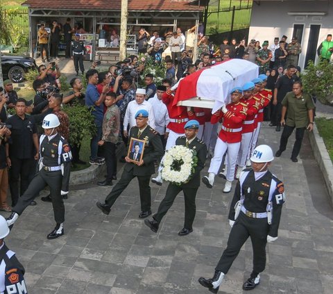 Jenazah tiba sekitar pukul 16.10 WIB di Yayasan Al-Ikhlas, Jalan Hankam RT 03/03, Desa Jogjogan, Cisarua, Kabupaten Bogor, Jawa Barat pada Rabu (24/7/2024).  Foto: merdeka.com / Arie Basuki<br>