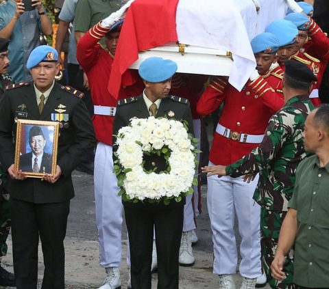 FOTO: Momen Prosesi Pemakaman Militer Jenazah Wakil Presiden ke-9 RI Hamzah Haz di Cisarua