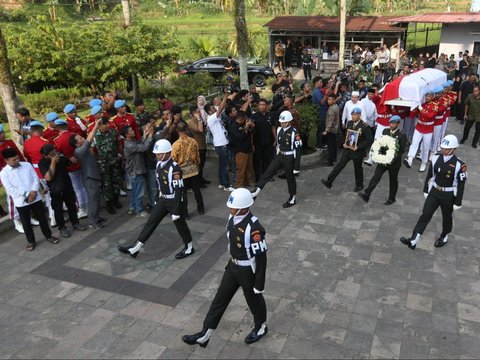 FOTO: Momen Prosesi Pemakaman Militer Jenazah Wakil Presiden ke-9 RI Hamzah Haz di Cisarua