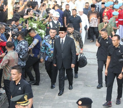 FOTO: Momen Prosesi Pemakaman Militer Jenazah Wakil Presiden ke-9 RI Hamzah Haz di Cisarua