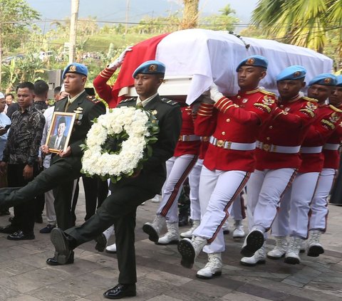 FOTO: Momen Prosesi Pemakaman Militer Jenazah Wakil Presiden ke-9 RI Hamzah Haz di Cisarua