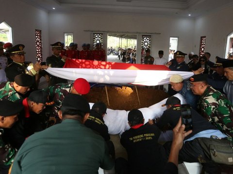 FOTO: Momen Prosesi Pemakaman Militer Jenazah Wakil Presiden ke-9 RI Hamzah Haz di Cisarua