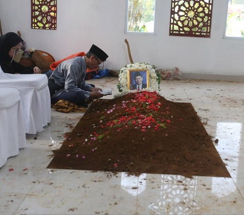 FOTO: Momen Prosesi Pemakaman Militer Jenazah Wakil Presiden ke-9 RI Hamzah Haz di Cisarua