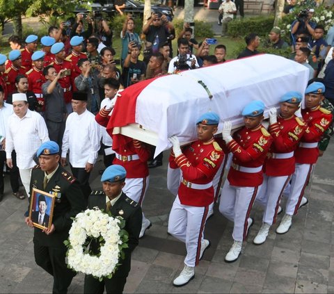 Prajurit TNI mengusung peti jenazah almarhum Wakil Presiden ke-9 Hamzah Haz saat prosesi pemakaman di kompleks Yayasan Al-Ikhlas, Desa Jogjogan, Cisarua, Rabu (24/7/2024). Wakil Presiden ke-9 Hamzah Haz wafat, Rabu pagi, pukul 09.30 WIB pada usia 84 tahun.