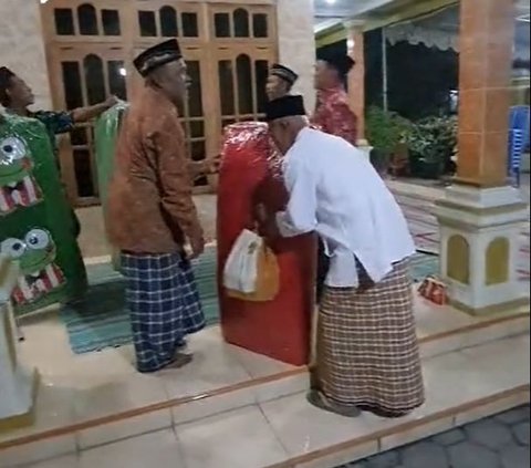 Tak Hanya Makanan, Isi Bingkisan Pengajian di Blitar Ini Bak Pindah Rumah