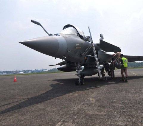 Misi ini melibatkan tiga pesawat milik Prancis, yaitu jet tempur Rafale, pesawat tangker A330 (multi role tanker transport) MRTT Phenix, dan pesawat angkut Airbus A400M Atlas. Foto: merdeka.com / Imam Buhori<br>