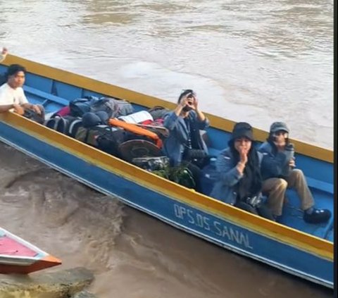 Momen Haru Perpisahan Mahasiswa KKN dengan Warga Desa, Penuh Isak Tangis