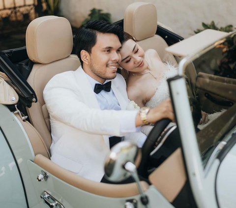 10 Latest Prewedding Photos of Aaliyah-Thariq Dressed in Glamorous White Dresses, Called Too Sexy