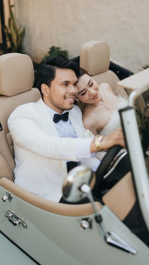 Banyak yang kagum dengan foto prewedding terbaru mereka kali ini. Aal pun dinilai cocok dengan dress yang ia kenakan.