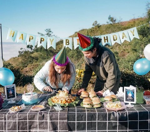 10 Potret Perayaan Ultah Ke-22 Tissa Biani di Puncak Gunung Prau, Bahagia Ditemani Dul Jaelani