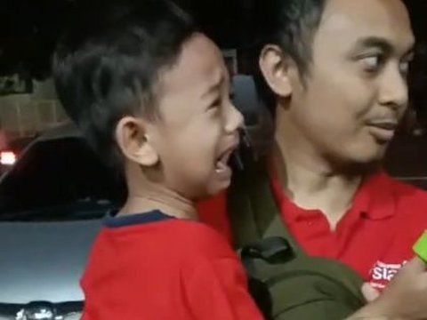 Bantu Lepaskan Mainan yang Tersangkut di Jari Bocah, Aksi Petugas Damkar Ini Tuai Pujian