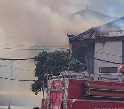 Bantu Lepaskan Mainan yang Tersangkut di Jari Bocah, Aksi Petugas Damkar Ini Tuai Pujian