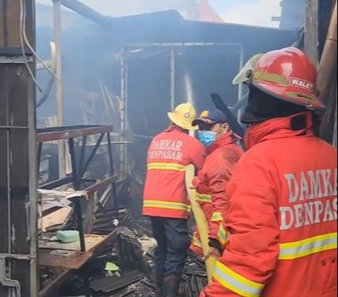 Bantu Lepaskan Mainan yang Tersangkut di Jari Bocah, Aksi Petugas Damkar Ini Tuai Pujian