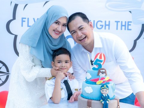 Potret Ganteng Abqary Anak Tommy Kurniawan di Perayaan Ulang Tahunnya, Pakai Seragam Pilot