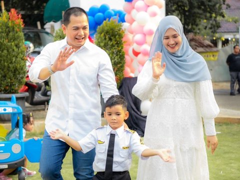 Potret Ganteng Abqary Anak Tommy Kurniawan di Perayaan Ulang Tahunnya, Pakai Seragam Pilot