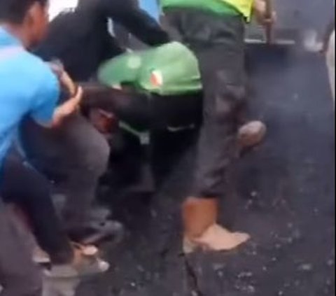 Viral Driver Ojol Tertimbun Aspal Panas saat Tunggu Penumpang, Begini Nasibnya Sekarang