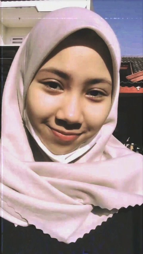 She always appears wearing a hijab in her daily life. Especially now, Alanis is studying at an Islamic boarding school.