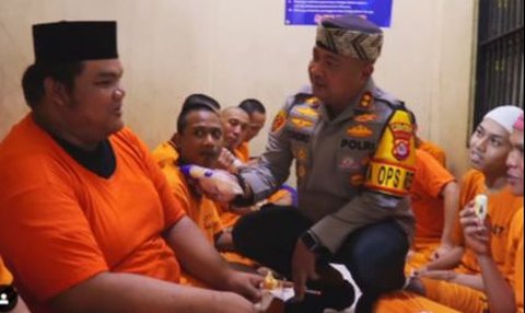 Perwira Polisi Mendadak Kumpulkan Tahanan, Tegas Tanya 