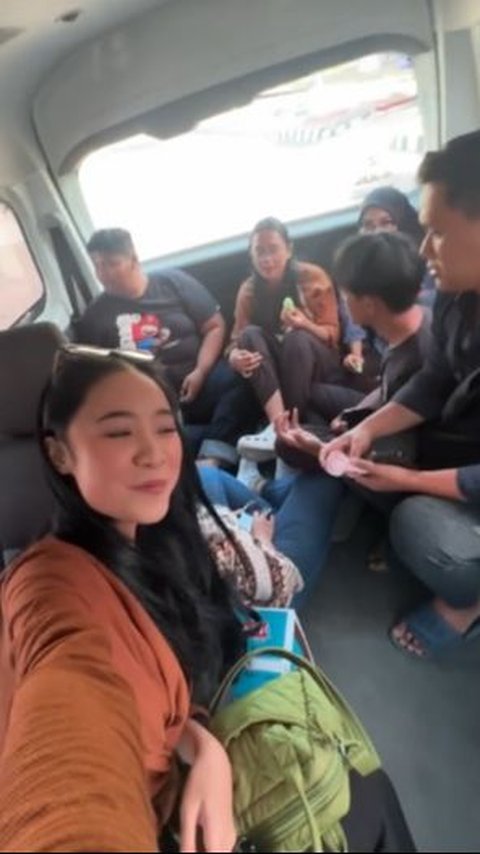 Viral Momen Orang Tua Jenguk Anaknya yang sedang KKN, Bawa Banyak Makanan hingga Ajak ke Mal