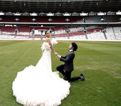 Similar, 10 Style Battles Aaliyah VS Aurel Prewedding Photos in Wedding Dresses, Which is More Luxurious?