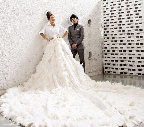 Similar, 10 Style Battles Aaliyah VS Aurel Prewedding Photos in Wedding Dresses, Which is More Luxurious?