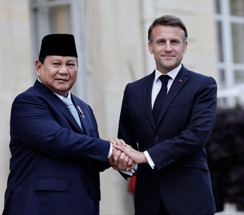 Menteri Pertahanan yang juga Presiden terpilih RI, Prabowo Subianto saat menghadiri jamuan makan malam Presiden Prancis Emmanuel Macron di Istana Kepresidenan Elysee, Paris, Prancis, pada Rabu (24/7/2024). Kedatangan Prabowo mendapat sambutan akrab dari Emmanuel Macron. Foto: Stephane De Sakutin/AFP