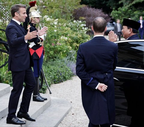 FOTO: Momen Prabowo Hadiri Jamuan Makan Malam Presiden Prancis Emmanuel Macron, Disambut Senyum dan Peluk Hangat