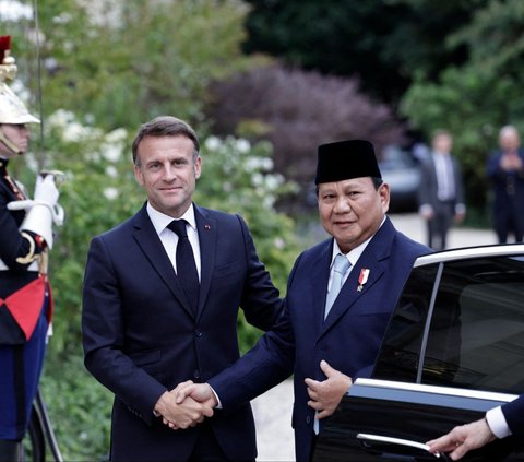 FOTO: Momen Prabowo Hadiri Jamuan Makan Malam Presiden Prancis Emmanuel Macron, Disambut Senyum dan Peluk Hangat