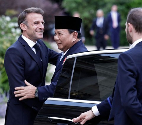 FOTO: Momen Prabowo Hadiri Jamuan Makan Malam Presiden Prancis Emmanuel Macron, Disambut Senyum dan Peluk Hangat