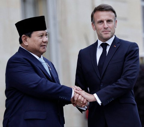 FOTO: Momen Prabowo Hadiri Jamuan Makan Malam Presiden Prancis Emmanuel Macron, Disambut Senyum dan Peluk Hangat