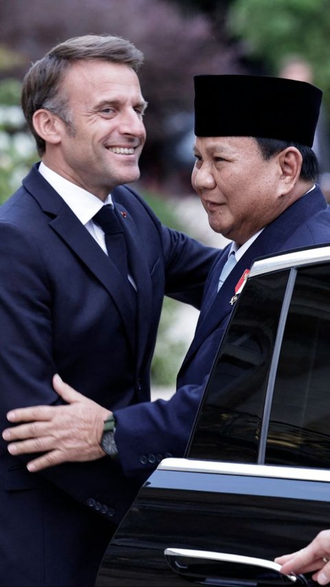 FOTO: Momen Prabowo Hadiri Jamuan Makan Malam Presiden Prancis Emmanuel Macron, Disambut Senyum dan Peluk Hangat