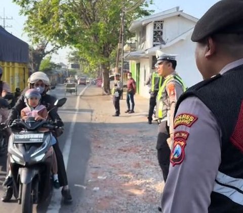 Momen Polisi Beri Hadiah saat Temui Anak yang Pakai Helm ketika Berkendara Bareng Orang Tuanya, Aksinya Banjir Pujian