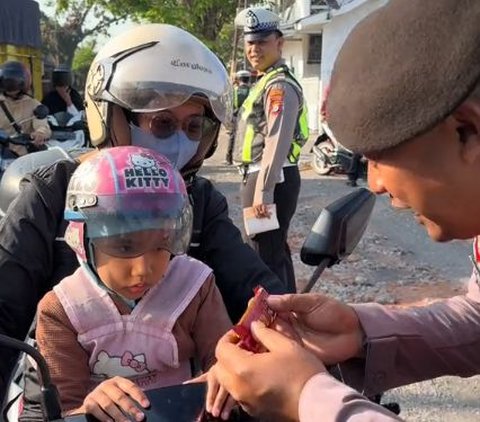 Momen Polisi Beri Hadiah saat Temui Anak yang Pakai Helm ketika Berkendara Bareng Orang Tuanya, Aksinya Banjir Pujian