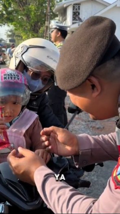 Momen Polisi Beri Hadiah saat Temui Anak yang Pakai Helm ketika Berkendara Bareng Orang Tuanya, Aksinya Banjir Pujian