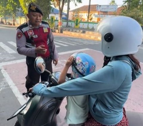 Momen Polisi Beri Hadiah saat Temui Anak yang Pakai Helm ketika Berkendara Bareng Orang Tuanya, Aksinya Banjir Pujian