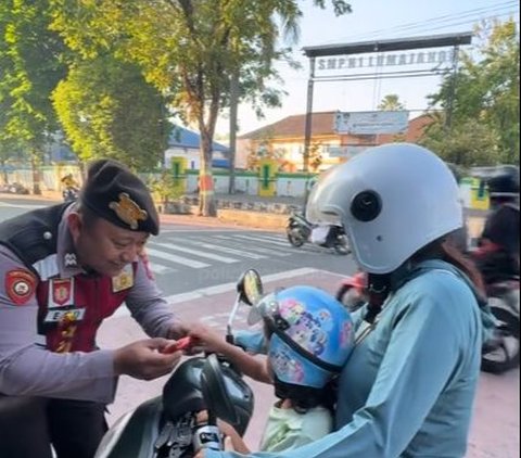 Momen Polisi Beri Hadiah saat Temui Anak yang Pakai Helm ketika Berkendara Bareng Orang Tuanya, Aksinya Banjir Pujian