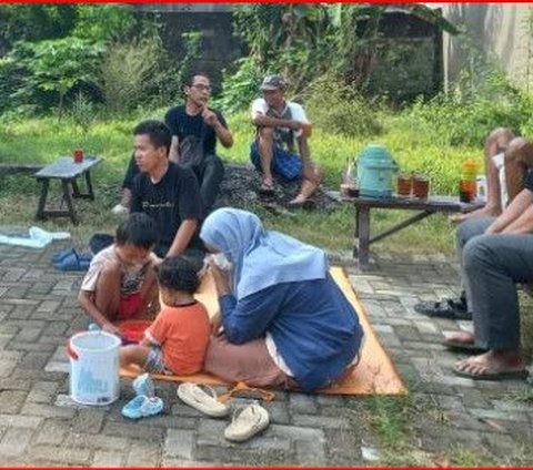 Banyak yang Dibiarkan Menumpuk di Sembarang Tempat, Mahasiswa UGM Berhasil Sulap Sampah Plastik Jadi Produk Meja dan Kursi