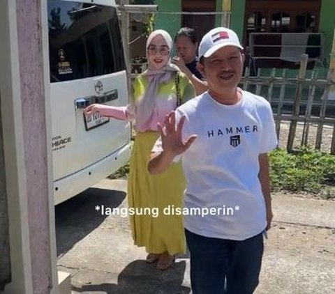 Viral Momen Orang Tua Jenguk Anaknya yang sedang KKN, Bawa Banyak Makanan hingga Ajak ke Mal