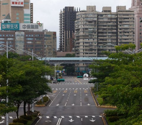 Suasana jalanan yang mendadak sepi bak kota mati selama latihan serangan udara di Taipei, Taiwan, pada 23 Juli 2024. Militer Taiwan kembali menggelar Wan An, sebuah latihan tahunan yang menyimulasikan serangan udara dari musuh. Latihan ini diikuti seluruh rakyat Taiwan. REUTERS/Ann Wang<br>