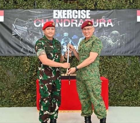 Sementara itu, Singapore Armed Forces SAF juga tururt dipimpin langsung oleh Kepala Komando SAF yaitu Kolonel Pang Chee Kong.<br>